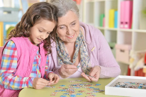 Großmutter Mit Kleiner Enkelin Sammelt Puzzle — Stockfoto