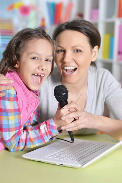 Ładna Dziewczynka Siedzi Tabeli Śpiewać Karaoke Matka — Zdjęcie stockowe