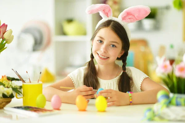 Ładna Dziewczyna Malowanie Jajka Wielkanoc Kuchnię — Zdjęcie stockowe
