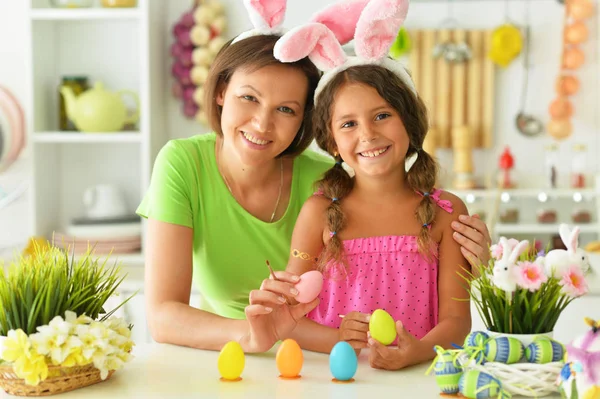 Moeder Dochter Met Pasen Eieren — Stockfoto