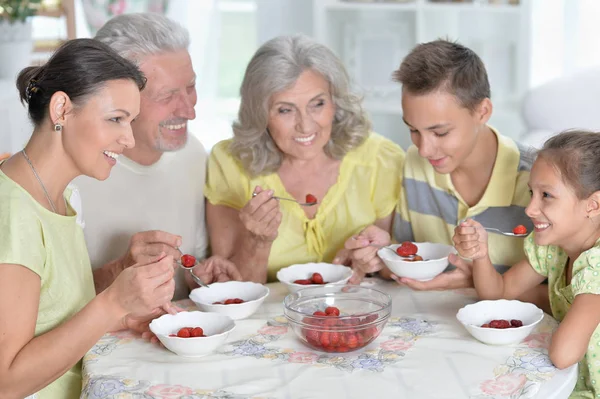 Gran Familia Feliz Comiendo Fresas Frescas Cocina —  Fotos de Stock