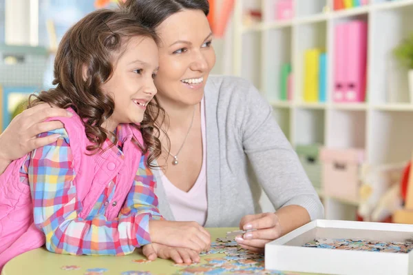 Moeder Met Kleine Dochter Verzamelen Puzzel — Stockfoto