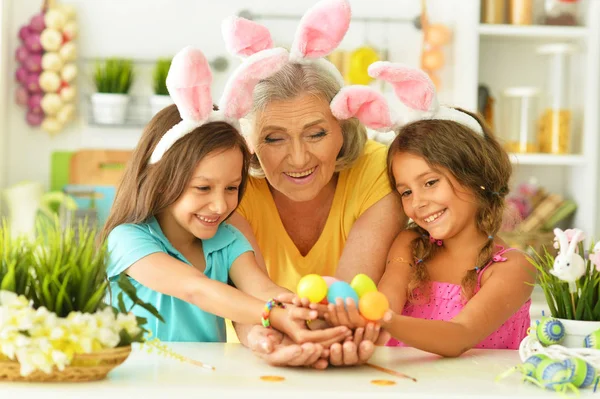 Szczęśliwa Babcia Wnuczek Barwienia Jaj Wielkanocnych — Zdjęcie stockowe