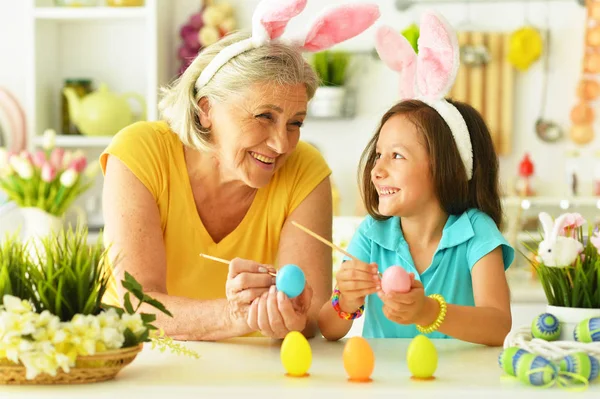 Senior Oma Kleindochter Met Paaseieren — Stockfoto