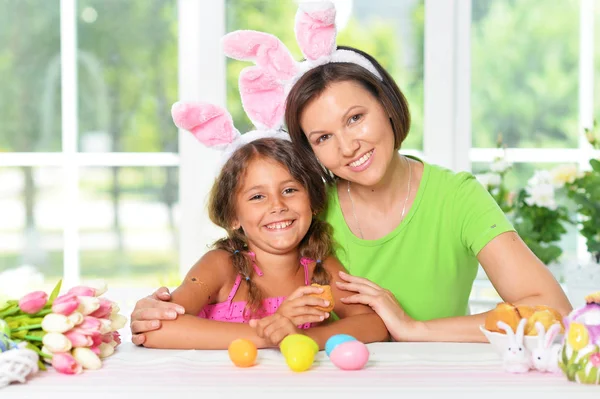 Matka Dcera Barvení Velikonočních Vajec — Stock fotografie