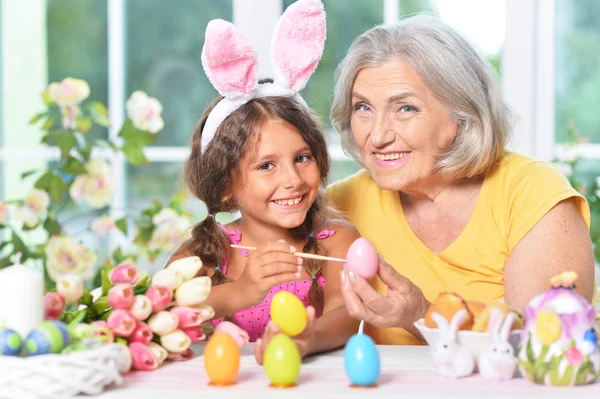 Senior Oma Kleindochter Versieren Van Paaseieren — Stockfoto