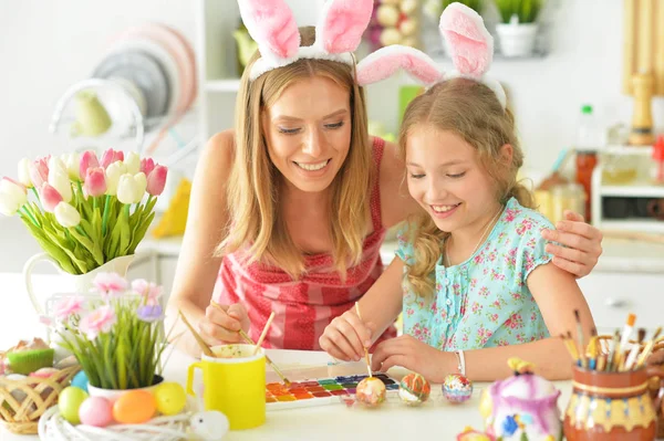 Moeder Met Dochter Draagt Konijnenoren Versieren Paaseieren Thuis — Stockfoto