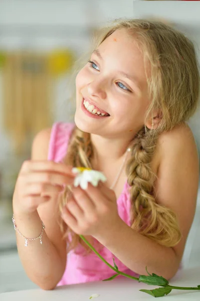 Schöne Kleine Mädchen Mit Zöpfen Hält Weiße Blume — Stockfoto