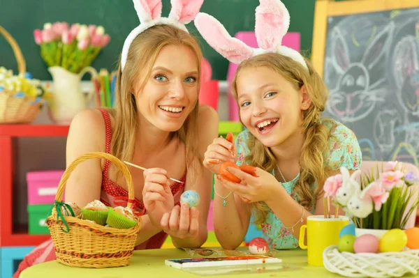 Moeder Met Dochter Draagt Konijnenoren Versieren Paaseieren Thuis — Stockfoto