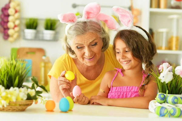 Senior Oma Kleindochter Met Paaseieren — Stockfoto