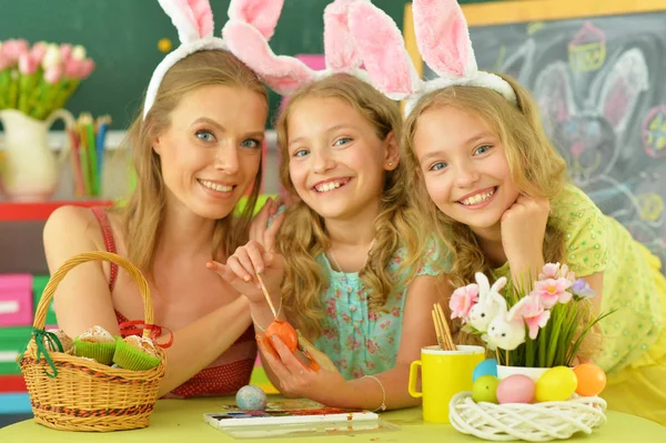 Moeder Met Dochters Dragen Konijn Oren Versieren Van Paaseieren Thuis — Stockfoto