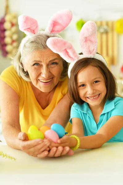 할머니와 부활절 달걀으로 — 스톡 사진