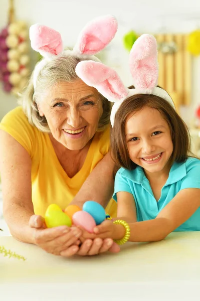 Senior Oma Kleindochter Met Paaseieren — Stockfoto