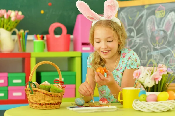 Piękna Dziewczyna Uszach Króliczka Malowanie Jaj Wielkanoc — Zdjęcie stockowe