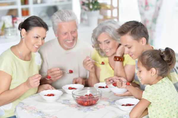 Grande Família Feliz Comer Morangos Frescos Cozinha — Fotografia de Stock