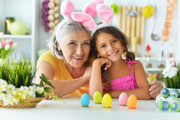 Senior Oma Kleindochter Met Paaseieren — Stockfoto