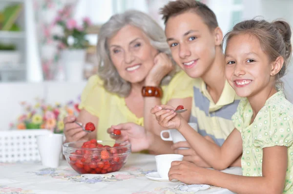 Gran Familia Feliz Comiendo Fresas Frescas Cocina —  Fotos de Stock