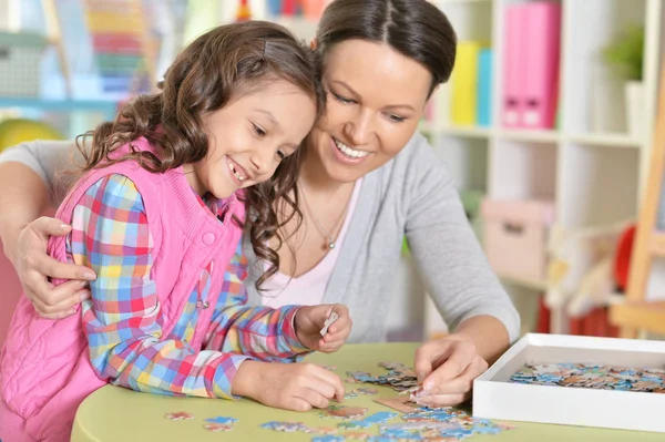 Moeder Met Kleine Dochter Verzamelen Puzzel — Stockfoto