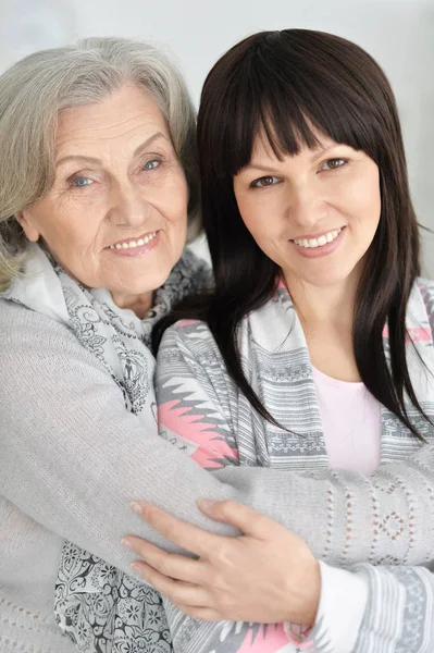 Retrato Mulher Sênior Com Filha Casa — Fotografia de Stock