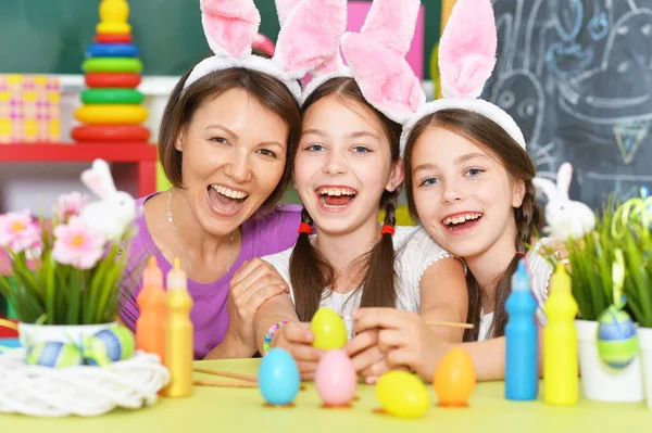 Schattige Tweeling Met Moeder Dragen Konijn Oren Versieren Van Paaseieren — Stockfoto