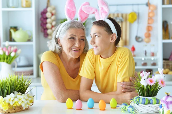 Gelukkig Senior Vrouw Met Kleinzoon Dragen Konijn Oren Voorbereiding Naar — Stockfoto
