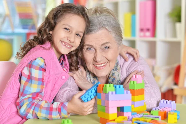 Sevimli Kız Büyükanne Renkli Plastik Bloklarla Oynuyorlar — Stok fotoğraf