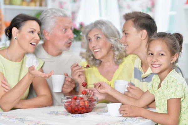 大幸福家庭吃新鲜草莓在厨房里 — 图库照片
