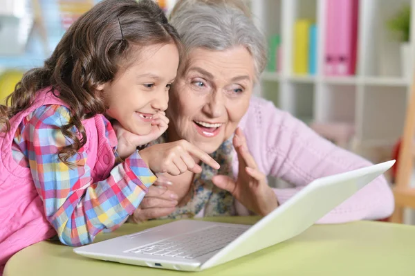 Portret Van Oma Kleindochter Met Behulp Van Moderne Laptop Thuis — Stockfoto