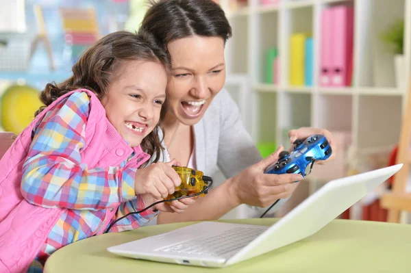 Retrato Mãe Feliz Filha Jogando Jogo Laptop — Fotografia de Stock