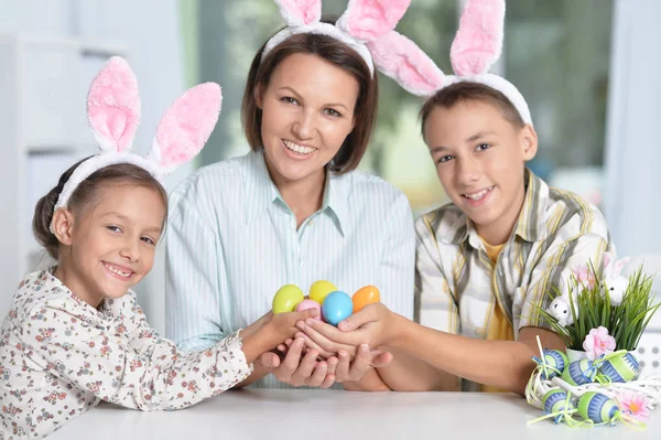 Portret Van Familie Schilderen Van Traditionele Paaseieren Verschillende Kleuren Thuis — Stockfoto