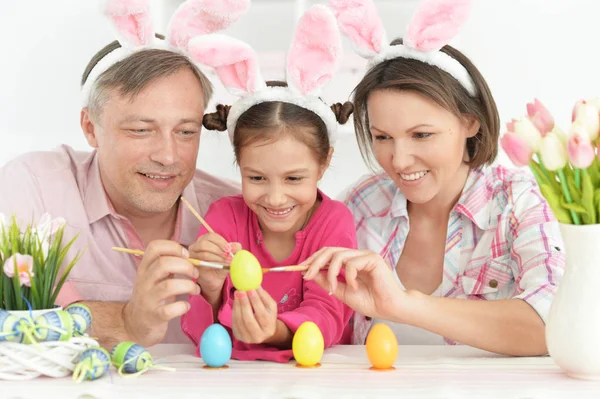 Ouders Met Een Schattig Dochtertje Kleurplaten Van Eieren Tot Paasvakantie — Stockfoto