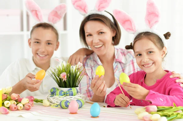 Portret Van Familie Schilderen Van Traditionele Paaseieren Verschillende Kleuren Thuis — Stockfoto