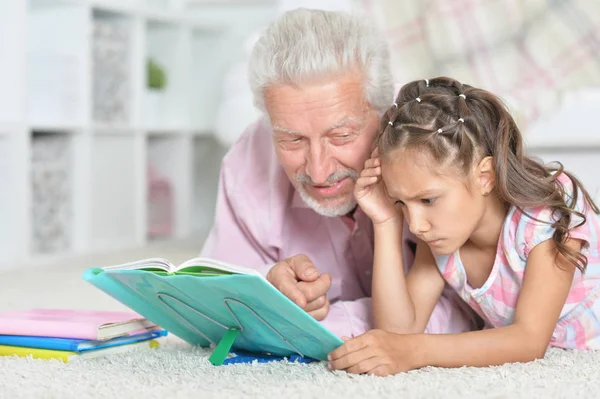 Дедушка Читает Книгу Своей Внучкой — стоковое фото