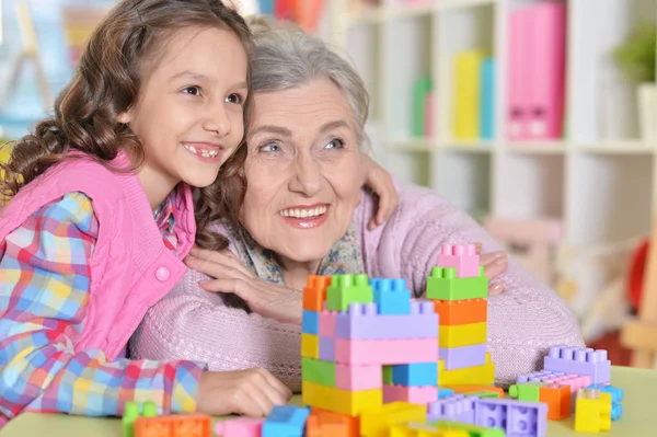 Nettes Mädchen Und Großmutter Spielen Mit Bunten Plastikklötzen — Stockfoto