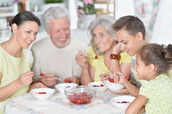 Gran Familia Feliz Comiendo Fresas Frescas Cocina —  Fotos de Stock