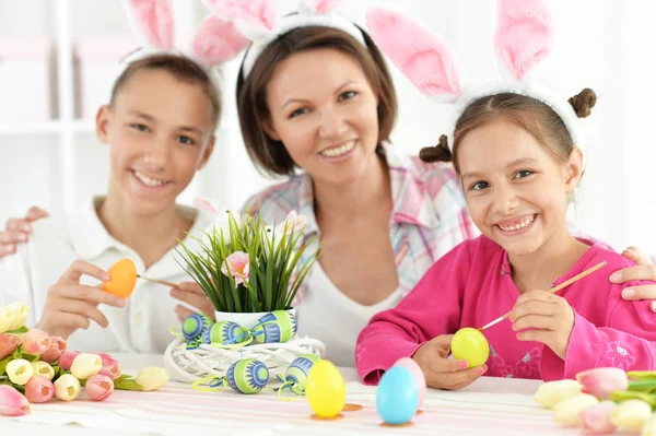 Portret Van Familie Schilderen Van Traditionele Paaseieren Verschillende Kleuren Thuis — Stockfoto