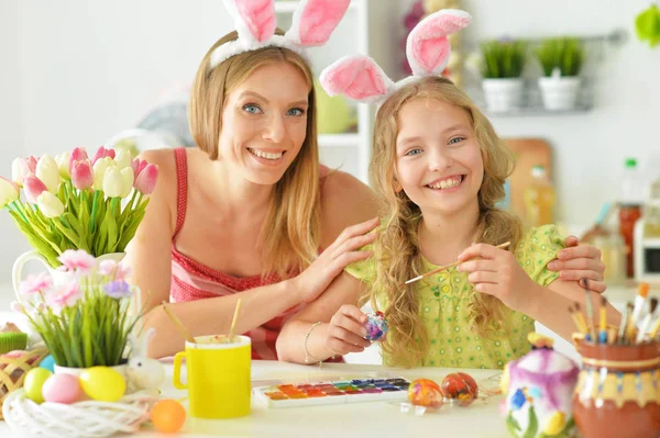 Moeder Met Dochter Draagt Konijnenoren Versieren Paaseieren Thuis — Stockfoto