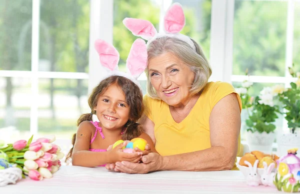 Senior Oma Kleindochter Met Paaseieren — Stockfoto