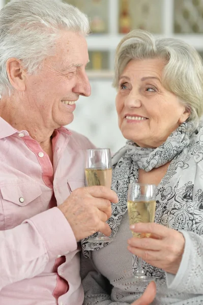 成熟的夫妇喝香槟 — 图库照片