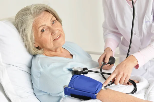 Femme âgée à l'hôpital — Photo