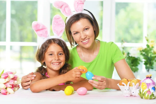 Matka Dcera Barvení Velikonočních Vajec — Stock fotografie