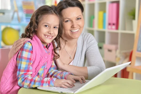 Mother Daughter Using Laptop Home — Stock Photo, Image