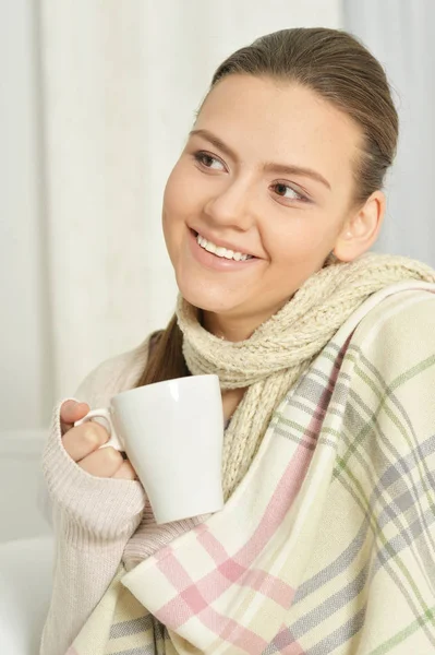 Joven Hermosa Mujer Sosteniendo Taza Blanca Casa — Foto de Stock