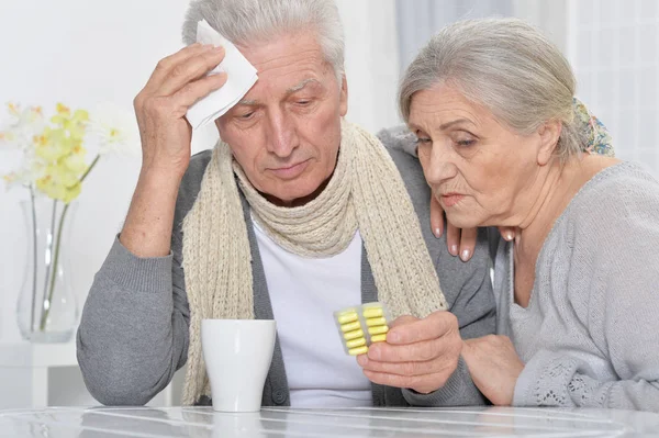 Sjuka äldre par — Stockfoto