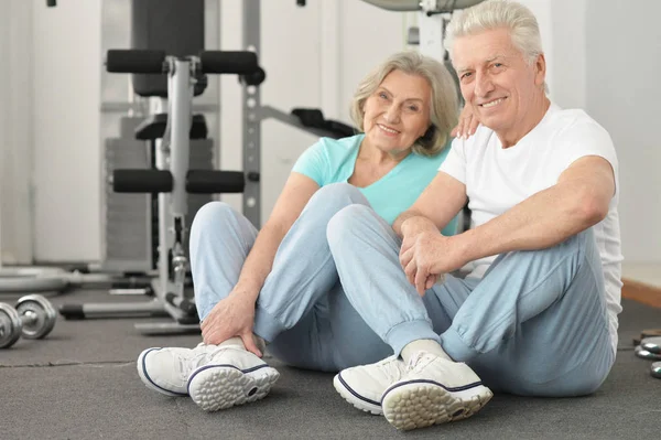 Attivo Sorridente Coppia Anziana Che Esercita Palestra — Foto Stock