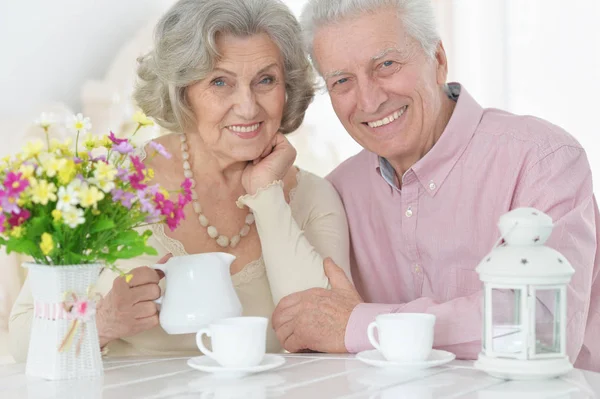 Feliz Pareja Ancianos Bebiendo Casa —  Fotos de Stock