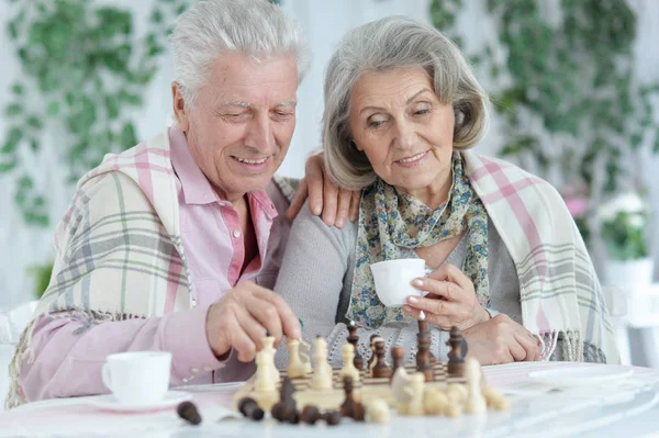 Glückliches Seniorenpaar Beim Gemeinsamen Schachspielen — Stockfoto