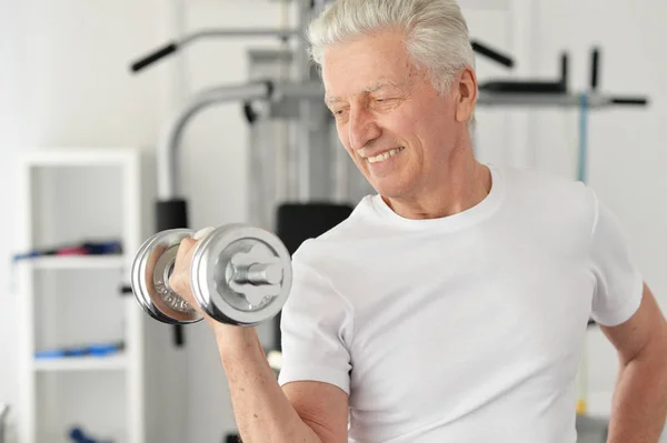 Hombre mayor en el gimnasio — Foto de Stock