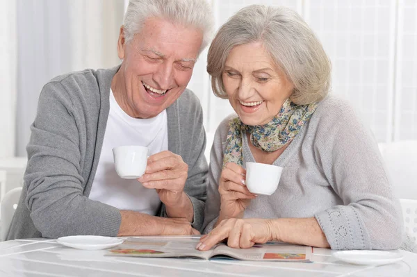 Portret Van Ouder Paar Met Het Tijdschrift Van Het Drinken — Stockfoto