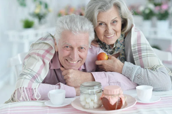 Feliz Pareja Ancianos Bebiendo Casa —  Fotos de Stock